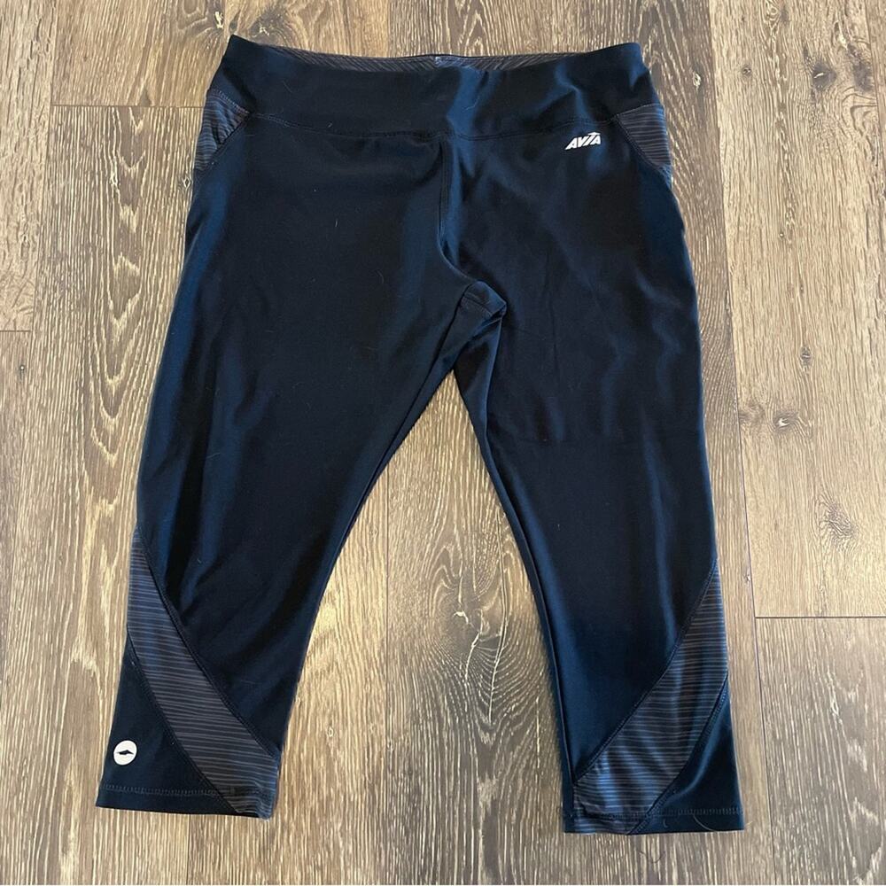 AVIA Black & Charcoal Striped Cropped Workout Legging Size L